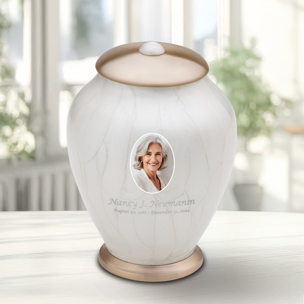 Simplicity Portrait Medium Urn Pearl White & Bru Gold